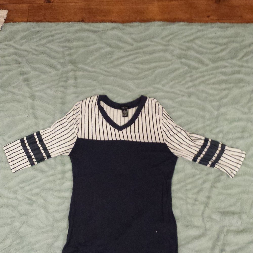 rue 21 long sleeve tee size M. - Picture 3 of 4